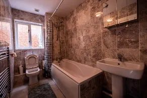 Spacious London Home - Garden, BBQ & Free Parking, Sleeps 8 - Image 2