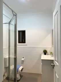 This one storey house has 5 bedrooms and 2 full bathrooms - Image 4