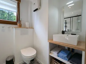 Gîte élégant en pleine nature avec terrasse, départ randonnées, parking privé et équipements inclus - Image 4
