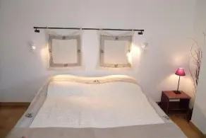 Casa da família e jardim muito arrumado, perfeito para crianças - Image 2