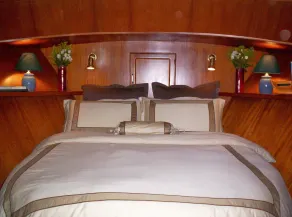 Green Turtle II Luxury Yacht B & B Boston Harbor Boston # 1 B & B - Image 4