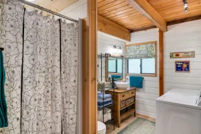 Leavenworth cabin for maximum 4 people, with treehouse gazebo hot tub. - Image 4