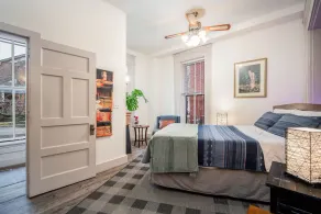 Updated Historical apartment close to a park and two blocks from the best dining - Image 4