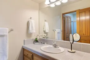Cozy 3BR Dog-Friendly Cabin- Level 2 EV Chgr - Image 3