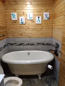 Neu gebaute rustikale 3-Zimmer-Hütte mit einem Hektar großen Angelsee! - Image 5