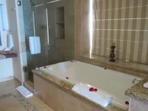 1 ó 2 suites frente al mar BR con opciones de jacuzzi en la única playa de swimmable en Cabo - Image 3