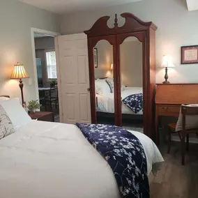 Newly Remodeled 2BR 2BA Home Close to Barrington - Image 5