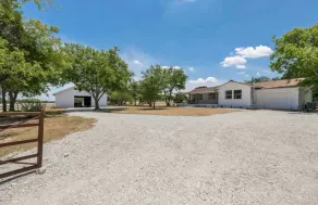 Cozy Modern 2/2 Farmhouse Near Waco - Image 4