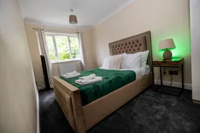 Spacious London Home - Garden, BBQ & Free Parking, Sleeps 8 - Image 3