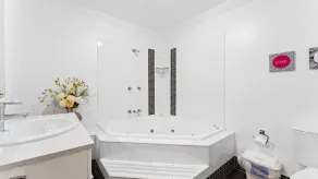 Khione 1 - 3BR Modern Townhouse l Mountain Views l WiFi l BBQ l Smart TV - Image 5