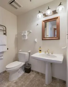Blocks from Ocean - KING BEDROOM SUITE - Image 5