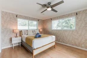 5 min to beach/ Lux modern home/ Exceptional outdoor area/pool/games - Image 4