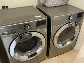 2 Hauptschlafzimmer, Luxusbetten, Pool & Whirlpool, große Fernseher, Surround Sound - Image 2