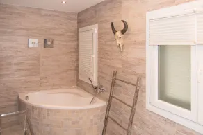 Idylliskt hus med tropisk trädgård och privat pool i ett lugnt bostadsområde - Image 3
