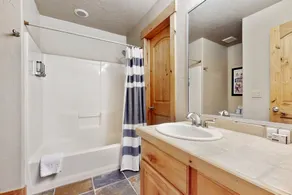 Spacious Home w/Mountain Views, Free WiFi, Private Hot Tub, Chef's Dream Kitchen - Image 5