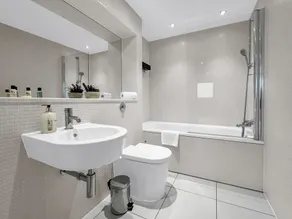 Grand Two Bedroom Apartment in Canary Wharf by MySquare - Image 4