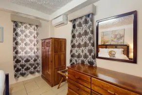 Perfectly located apartment w/ WiFi, AC, shared garden/pool - steps to seashore - Image 5