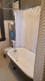 Spacious & Centrally Located Apt (Sleeps 8) - Image 5