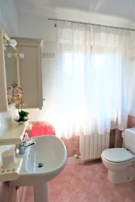 House for 6 people in the green hills of Lucca, swimming pool, Wi-Fi. - Image 4