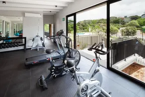 Umhlanga Sea Views l Steam Room l Aircon - Image 2