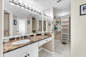 Condo chic de deux chambres sur une plage privée avec une vue inoubliable et le coucher du soleil - Image 2