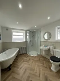 Tenby Villa-New 2023-Sleeps up to 10. Beach & Town 2 min walk - Image 4