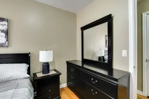 Two bedroom townhouse, minutes from the UNMC - Image 5