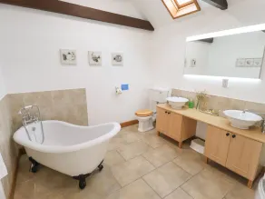 BARN COTTAGE, pet friendly, character holiday cottage in Alford - Image 3