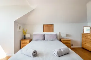Manacles - Spacious flat near beach with sea views & parking - Image 5