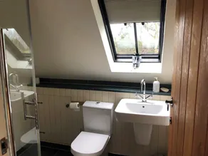 Moderno apartamento de planta abierta En los motivos de granero maravillosamente renovado. - Image 2