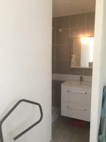 Studio indépendant en rez de chaussé de villa, avec parking sécurisé - Image 3