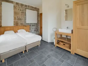 Spacious apartment in a 16th-century castle - Image 5
