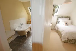 Luxurious cottage in 70 acres with private lake, fantastic views and walks - Image 5