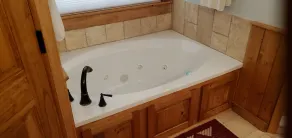 Beautiful Montana Spruce Log Home in Historic Antiques Corridor - Image 4