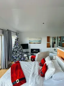 Entire Suite,Ocean,mountain view,jacuzzi in the Suite,next to Mount Maxwell park - Image 3
