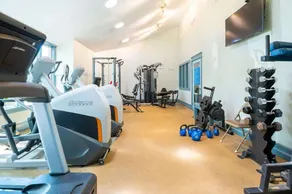 Familienfreundliche Ferienwohnung am Meer mit fantastischen Annehmlichkeiten, Pool- und Strandzugang, Pavillons im Freien und Freizeitzentrum mit Fitnesscenter, Innenpool / Whirlpool und Loungebereichen. - Image 4
