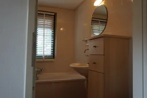 Kæledyrsegnet gård med en masse af privatlivets fred i en sø strand - Image 2