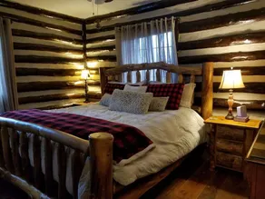 Cabine suisse du Vieux Monde nichée dans les bois - Image 5