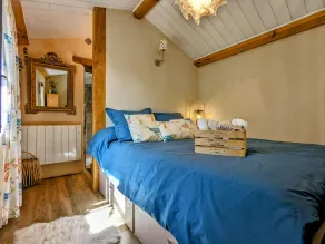 Vineyard Cabin in Auvergne for Romantic Getaway - Image 5