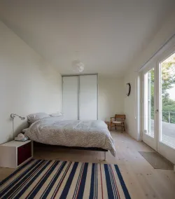 Large Holiday Home w/ Stunning Waterfront Views & Separate Guest house sleeps 12 - Image 3