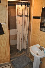 Catfish Cabin- cozy cabin near water in Texoma! Sleeps 4+ - Image 3