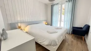 Exceptional villa with heated pool and parking - Image 4