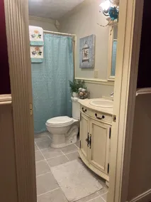 Spacious Colonial Home with Sunroom, Jacuzzi & Single-Level Living - Image 2