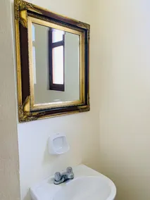 Rymlig lägenhet i trädgården av en mässa Monumental Mansion - Image 2