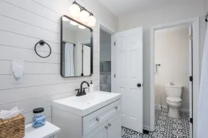 King Street Retreat: Charming, Fully Updated Townhome. Excellent Location! - Image 5
