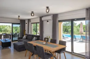Villa avec terrasse, jardin et piscine | Vue piscine - Image 2