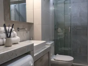 Luxury, Spacious, Cozy House, 5 mins walk to metro - Image 3