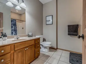 Deluxe Studio in Historic Downtown Building! - Image 3