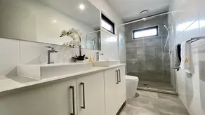 StayAU Modern 4-bedroom TH Bayswater - Image 2