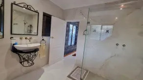 Spacious and secure modern home with exquisite views  - Image 4
